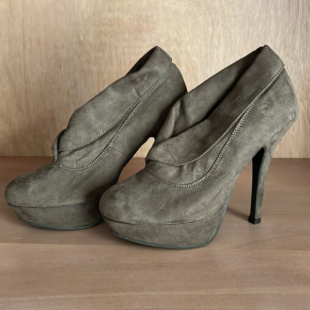 Mossimo Taupey/Grey Heels in Suede-like Texture